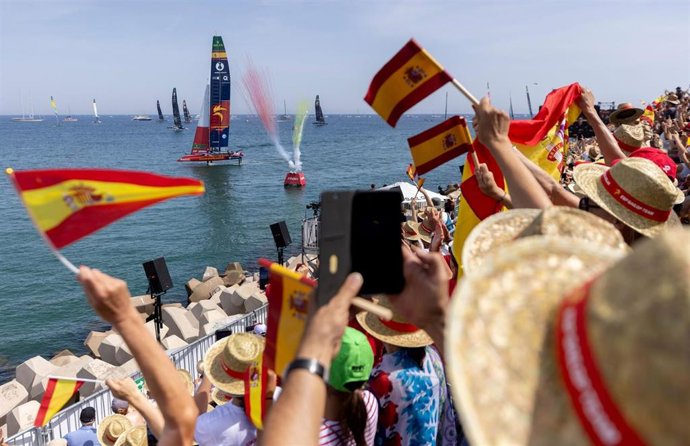 Los Gallos SailGP Team dominan en el primer día de carreras en Valencia.