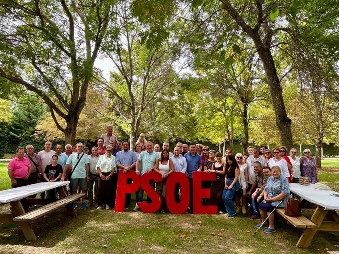 El PSOE de León en la XII Fiesta de la Rosa de la localidad de Boñar.