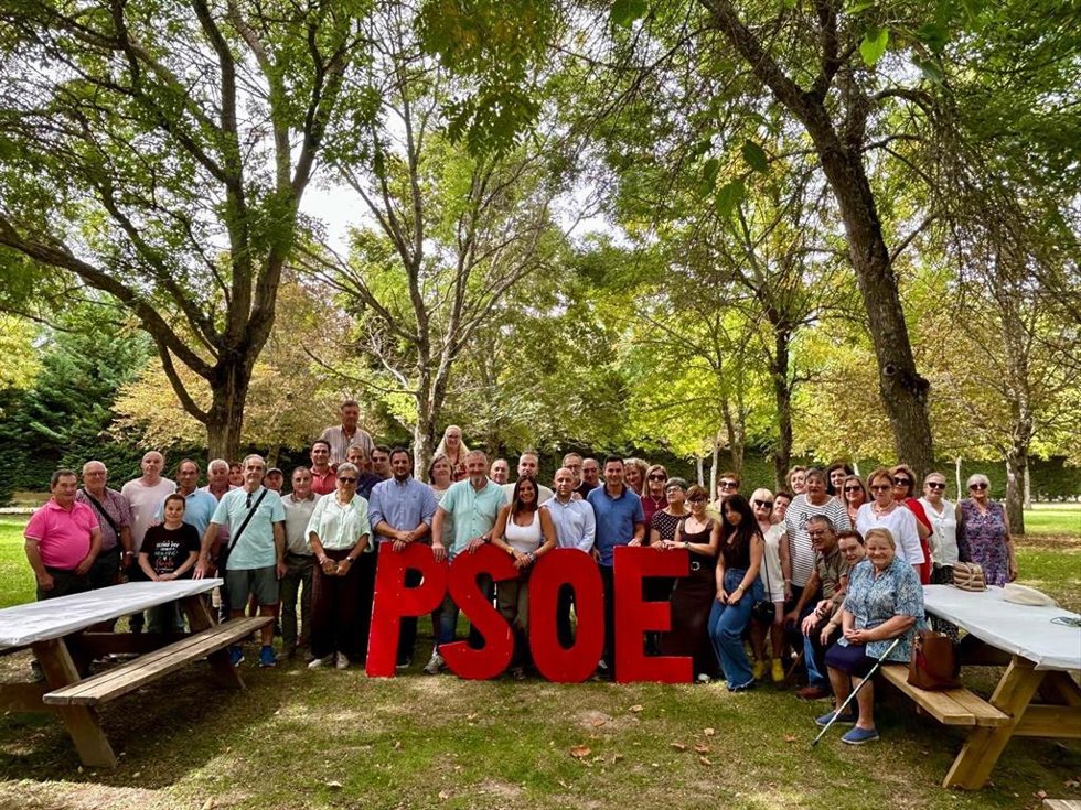 El PSOE de León en la XII Fiesta de la Rosa de la localidad de Boñar.