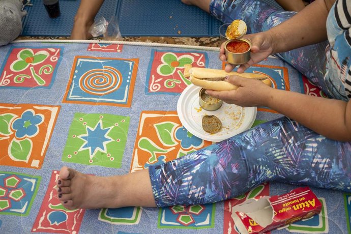 Varios menores migrantes se refugian bajo una carpa, a 27 de agosto de 2026, en Ceuta (España). La iniciativa, promovida por la ONG Luna Blanca, ha recogido a los menores que permanecían en las calles del barrio de La Reina.
