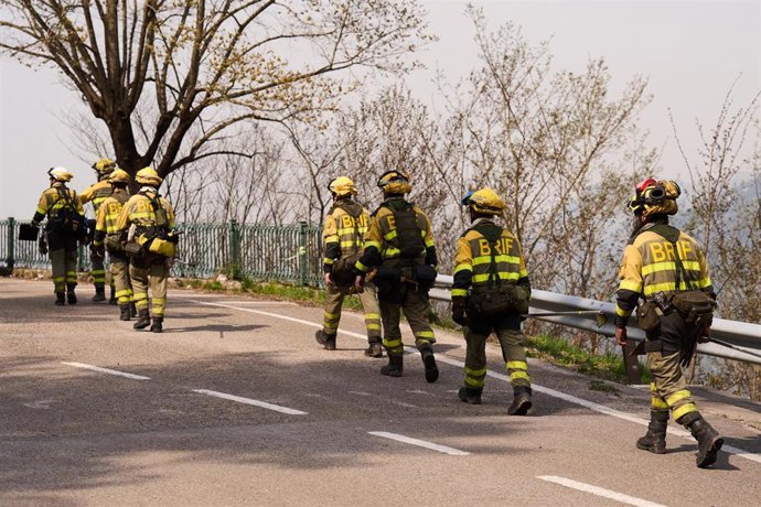 Archivo - Bomberos forestales trabajan en la extinción de incendios.
