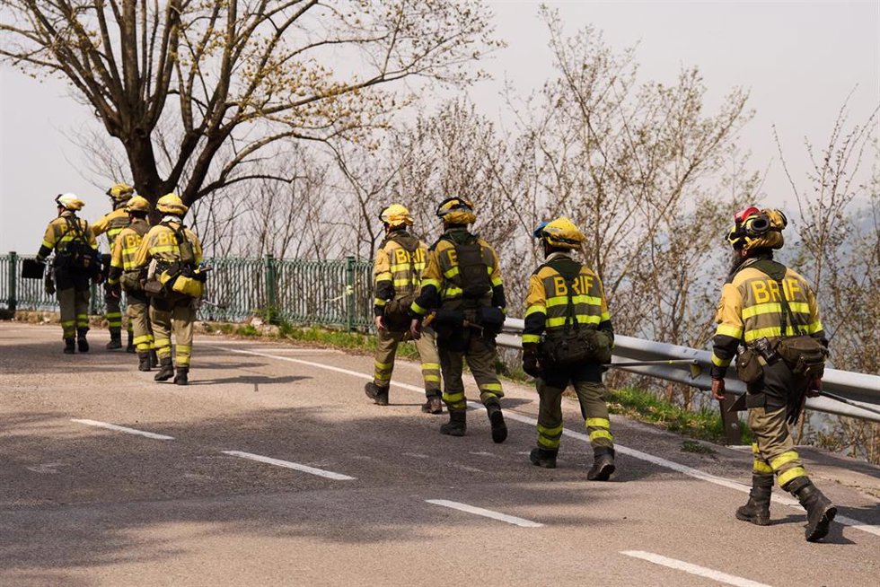 Archivo - Bomberos forestales trabajan en la extinción de incendios.