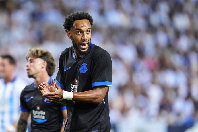 Pierre-Emerick Aubameyang, do RC Deportivo, faz um gesto durante a partida de futebol da liga espanhola, LaLiga EA Sports, disputada entre o Málaga CF e o RC Deportivo no estádio La Rosaleda, em 24 de agosto de 2026, em Málaga, Espanha.