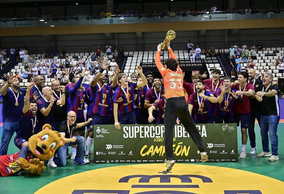 El FC Barcelona se impone al Sporting de Portugal y se proclama campeón de la Supercopa Ibérica de balonmano.