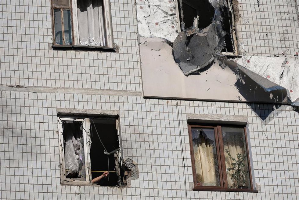 Archivo - Un edificio residencial dañado por un ataque ruso en Odesa, Ucrania