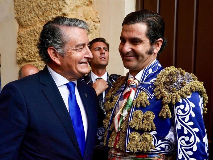 El vicepresidente primero y consejero de Presidencia, Sanidad y Emergencias, Antonio Sanz, saluda al torero Morante de la Puebla durante la tradicional corrida Goyesca.