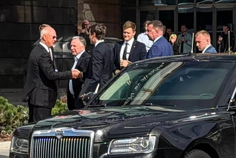 Archivo - De izquierda a derecha: Kirill Dmitriev, representante especial del presidente de Rusia para la inversión y la cooperación económica con el extranjero y director general del Fondo Ruso de Inversión Directa; Steve Witkoff, enviado especial del pr