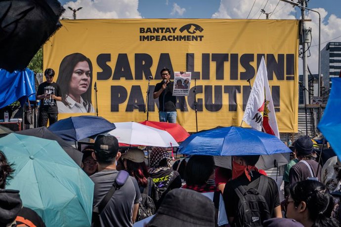 Archivo - July 6, 2026, Quezon City, Quezon City, Philippines: Anti-corruption groups protest in front of the Senate during the first day of Vice President SARA DUTERTE's impeachment trial calling for her conviction for a legacy of corruption, confidentia