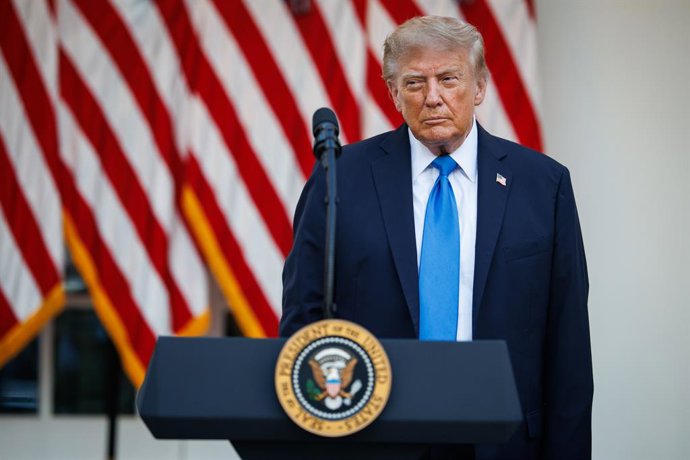 2 de setembro de 2026, Washington, Distrito de Columbia, EUA: O presidente dos Estados Unidos, Donald J. Trump, sai do Salão Oval para um “churrasco de fim de verão” com legisladores republicanos no Jardim das Rosas da Casa Branca, em Washington, DC, EUA,