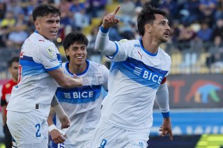 Futbol, Everton vs Universidad Catolica. Fecha 22, Liga de Primera 2026. El jugador de Universidad Catolica Fernando Zampedri, derecha, celebra con sus companeros tras marcar un gol contra Everton durante el partido de la Liga de Primera disputado en el