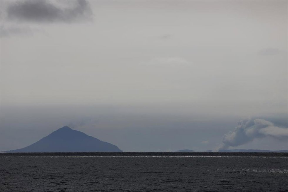 Archivo - Vista general del volcán Anak Krakatau, en Carita, Banten, Indonesia (archivo)
