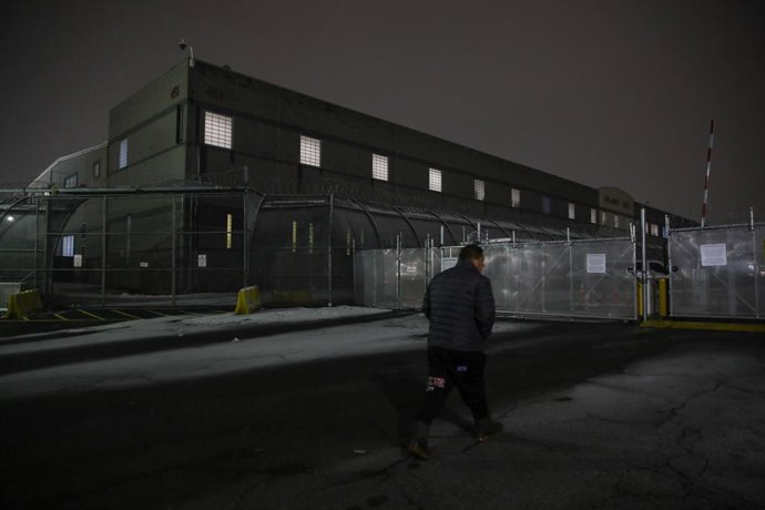 Archivo - January 18, 2026, Newark, New Jersey, United States: A man walks to the Delaney Hall immigration detention center. Delaney Hall immigration detention center in Delaney Hall is a 1,000-bed facility run by the private prison company Geo Group alon