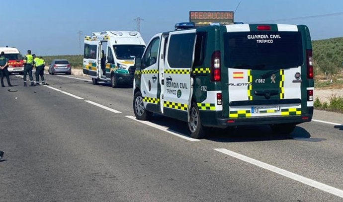 Archivo - Imagen de un furgón de la Guardia Civil en la carretera.