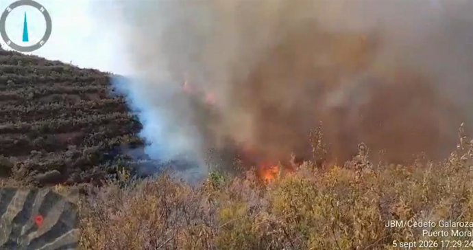 Imagen del incendio controlado en el paraje Camino El Parralejo, en Puerto Moral (Huelva).