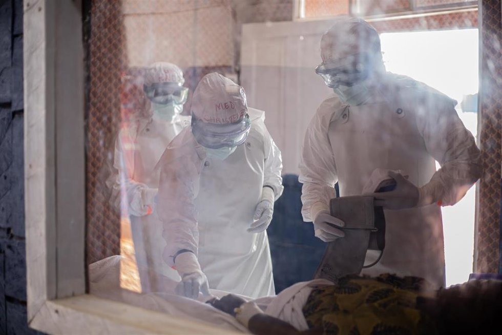 Fotografía de archivo de trabajadores sanitarios atendiendo a un paciente en un centro de tratamiento de ébola en Beni, en la provincia oriental de Kivu Norte, en República Democrática del Congo (RDC)