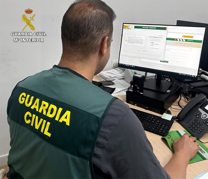 Archivo - Imagen de archivo de un agente de la Guardia Civil.
