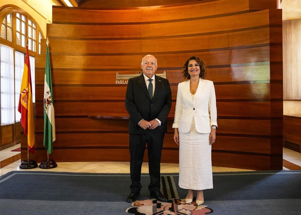 Archivo - Jesús Aguirre (PP-A) y María Jesús Montero (PSOE-A), en una reunión en el Parlamento andaluz. (Foto de archivo).