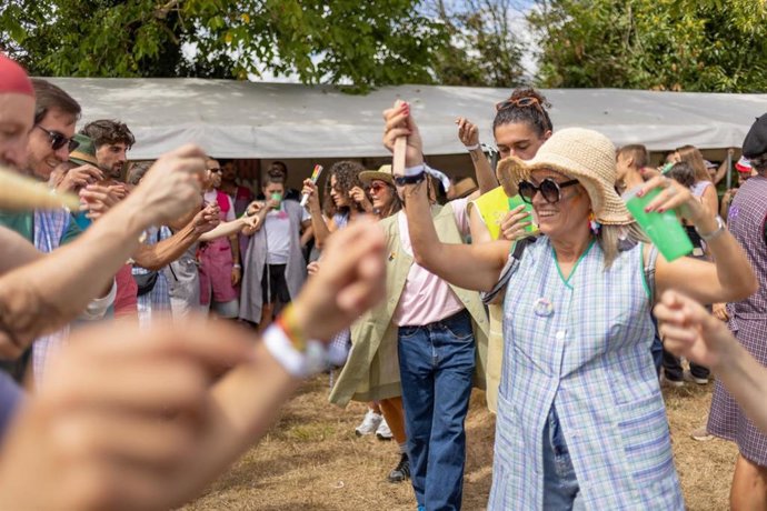Personas bailando durante la edición de 2026 de Ponte Farruca, en Laza (Ourense). Fotografías oficiales realizadas por Sabela Souto e Iris Justo.