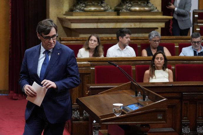 Archivo - Arxivo - El president de la Generalitat, Salvador Illa, i la consellera d'Educació, Esther Niubó, durant una sessió plenària en el Parlament