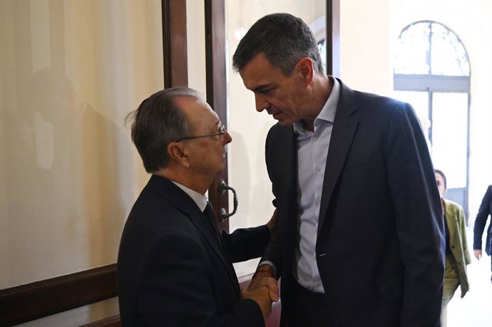 Archivo - El presidente del Gobierno, Pedro Sánchez,  y el presidente de Ceuta, Juan Jesús Vivas, durante una reunón, a 31 de julio de 2026, en Ceuta (España). Sánchez visita Ceuta, junto al ministro del Interior, para abordar la crisis migratoria desatad