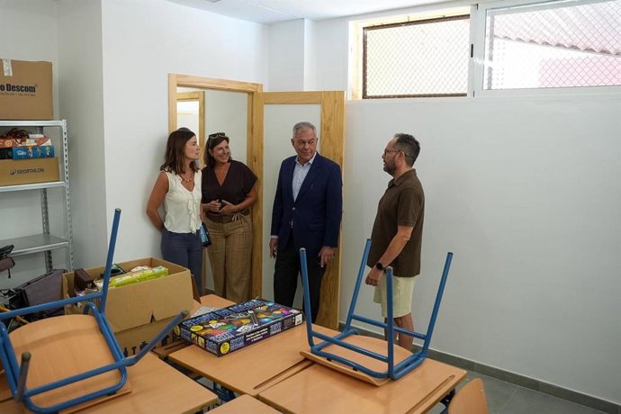 Imagen del alcalde de Sevilla, José Luis Sanz, visitando un colegio.