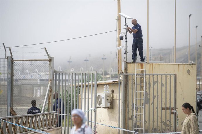 Un operario instala una nueva cámara de seguridad, en la frontera de El Tarajal, a 4 de septiembre de 2026, en Ceuta (España).