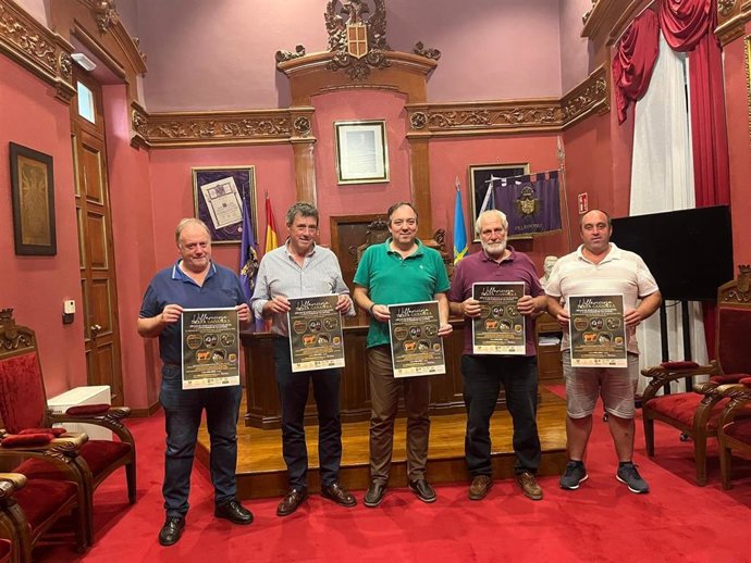 El alcalde de Villaviciosa, Alejandro Vega, con la comisión organizadora del concurso compuesta por José Manuel Cardín, Cesar Sariego, Luis Mariano García y Francisco Fernández Tuero.