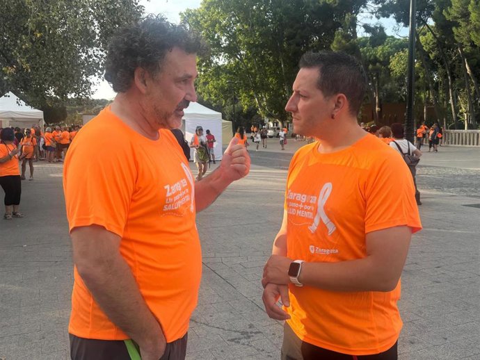 El portavoz adjunto del grupo parlamentario socialista, Jesús Morales (derecha), junto al concejal socialista en el Ayuntamiento de Zaragoza, Francisco Galán, en la caminata 'Zaragoza. Un paso + por la salud mental' de este domingo.