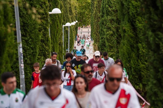 Varios aficionados antes del encuentro de fútbol entre Rayo Vallecano y Racing Club de Santander, en el Estadio de Butarque, a 5 de septiembre de 2026, en Leganés, Madrid (España).