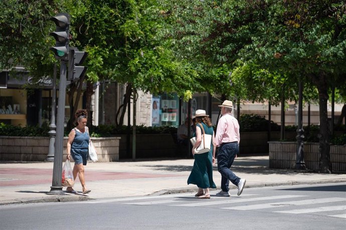 Archivo - Varias personas caminan por la calle en Badajoz, Extremadura (España)