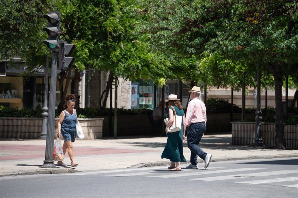 Archivo - Varias personas caminan por la calle en Badajoz, Extremadura (España)