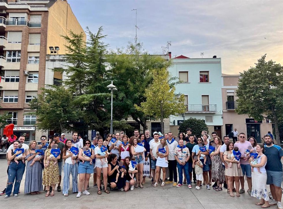 Participantes en el acto de entrega de Mi primera pañoleta en la antesala de las fiestas de Binéfar.