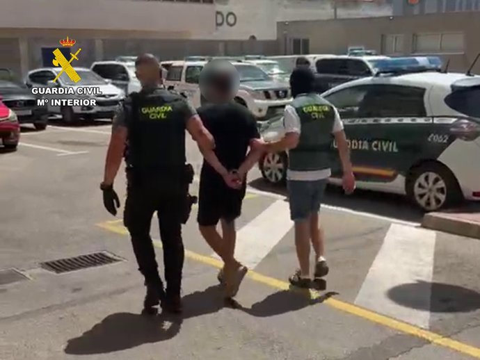 Imagen de archivo de un individuo acompañado por la Guardia Civil.