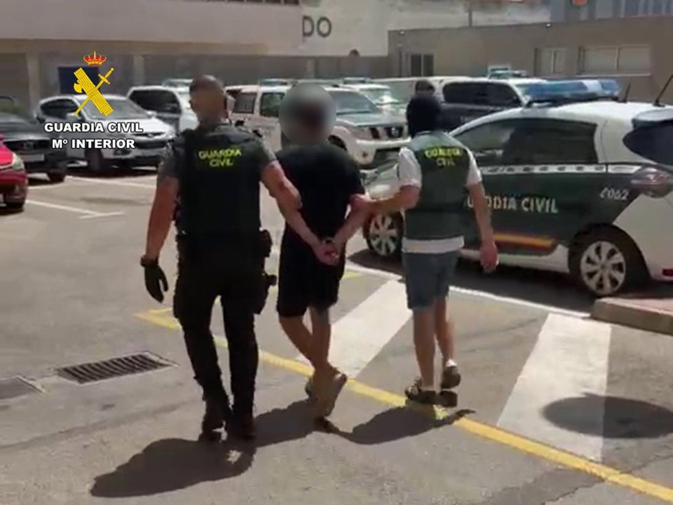 Imagen de archivo de un individuo acompañado por la Guardia Civil.
