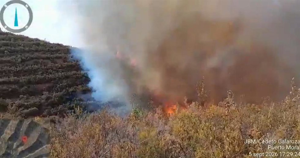 Imagen del incendio controlado en el paraje Camino El Parralejo, en Puerto Moral (Huelva).