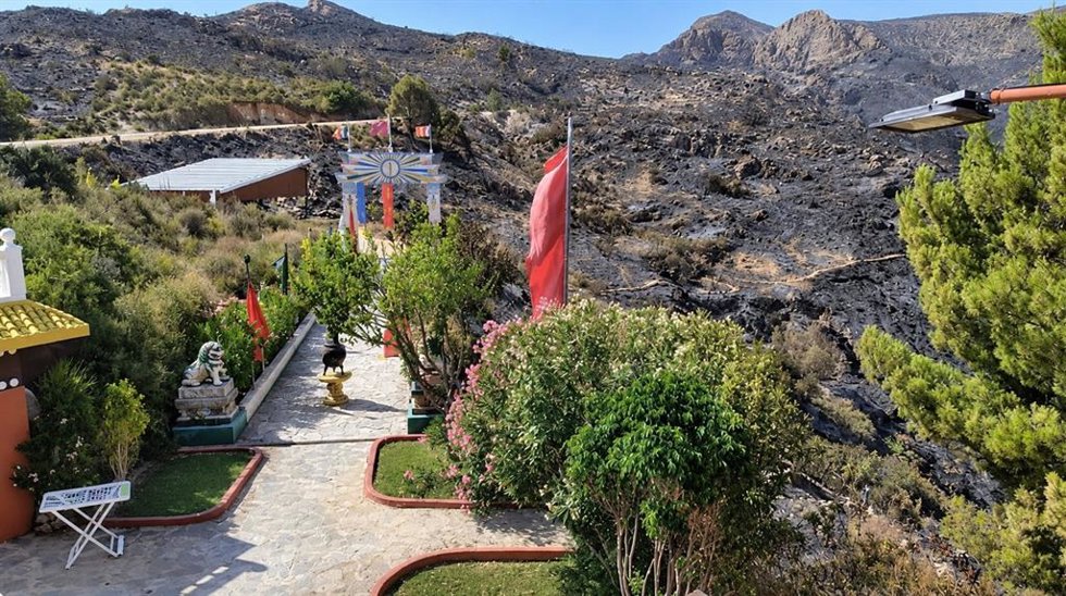 Centro budista Namkha Dzong, en Bédar (Almería), junto a la zona afectada por el incendio forestal.