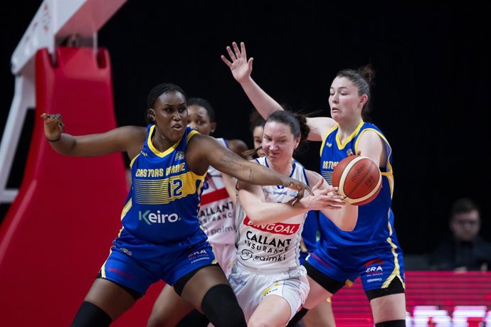 Archivo - March 9, 2024, Brussels, Belgium: Castors's Umo Diallo Dieng and Mechelen's Paula Strautmane fight for the ball during a basketball match between Kangoeroes Mechelen and Castors Braine, Saturday 09 March 2024 in Brussels, the final of the women'