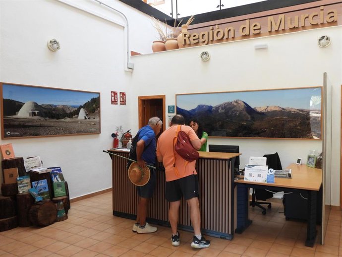Usuarios Se Informan En El Centro De Visitantes Y Gestión 'Ricardo Codorníu' En El Parque Regional De Sierra Espuña.
