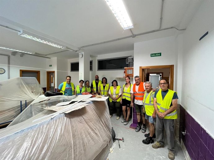 La diputada del PFEA, Matilde Díaz, durante una visita a las actuaciones que se desarrollan en Benahadux (Almería) junto a trabajadores del programa.