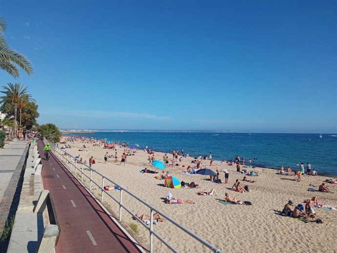Archivo - Bañistas en una playa de Palma en un día soleado.