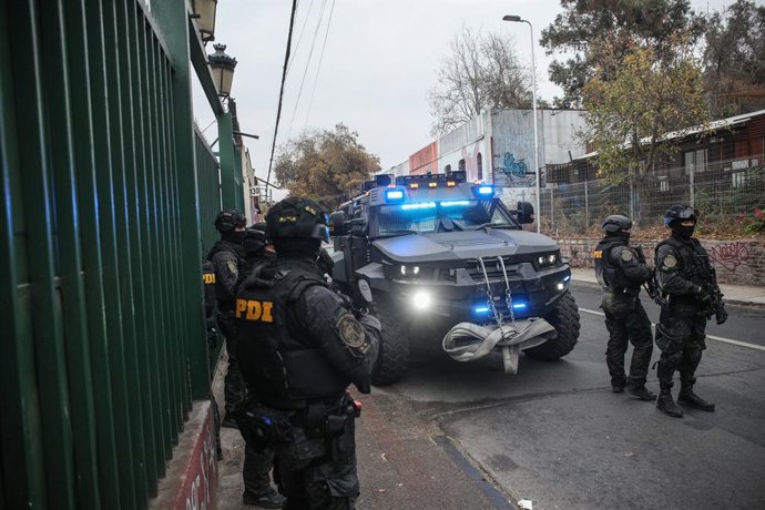 Santiago, 18 de junio de 2026.  La Policia de Investigaciones realiza operativo en edificio ubicado en calle Dominica cercano al barrio Bellavista en Recoleta con detenciones de personas en situacion irregular  Diego Martin/Aton Chile