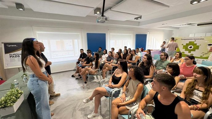 Imagen de una treintena de jóvenes de la provincia participan en Cazorla en el Campamento Jaenícolas.
