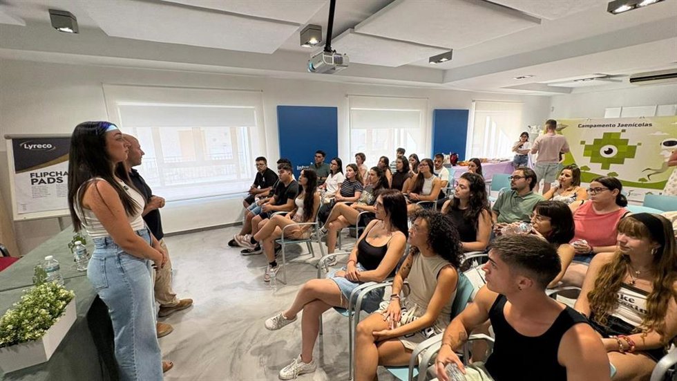 Imagen de una treintena de jóvenes de la provincia participan en Cazorla en el Campamento Jaenícolas.