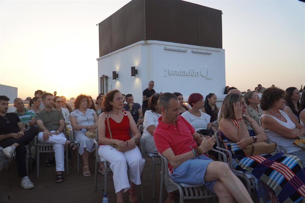 Archivo - Ciudadanos participando en una actividad de la Fundación CB.