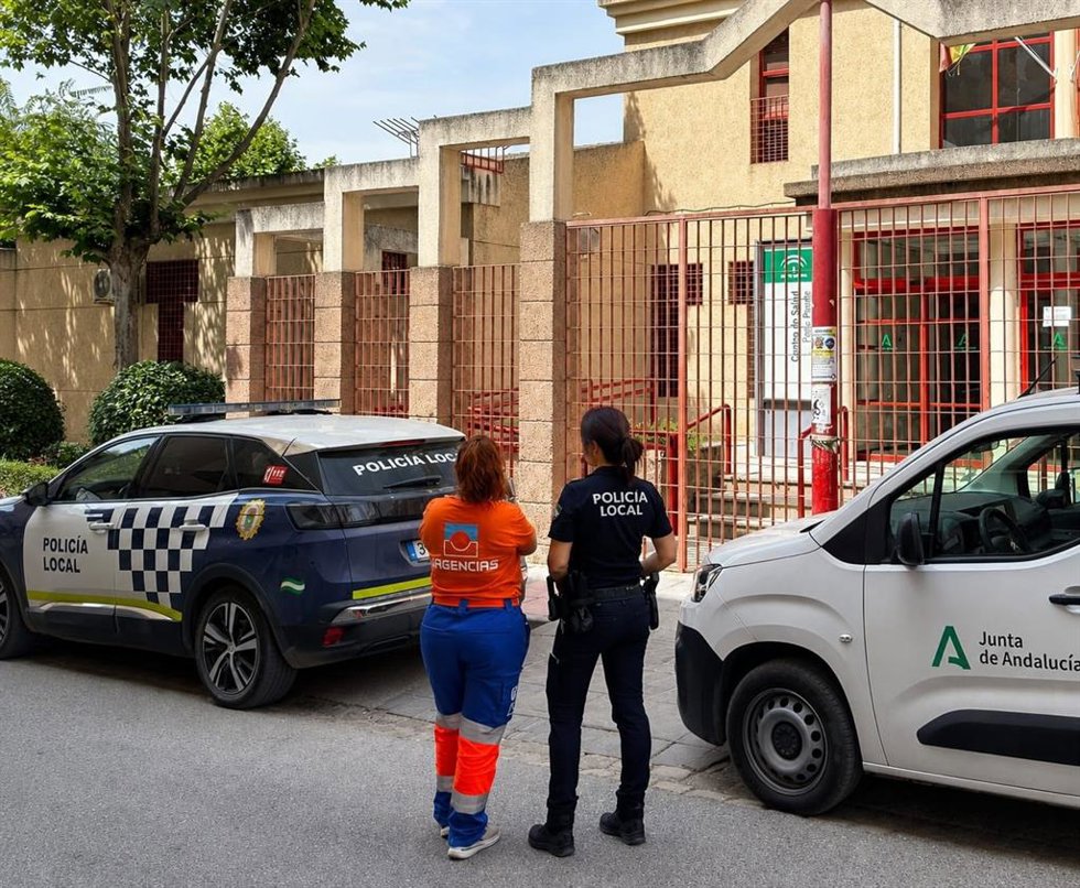 Archivo - Pinos Puente implementa un 'botón del pánico' pionero para prevenir las agresiones a los sanitarios