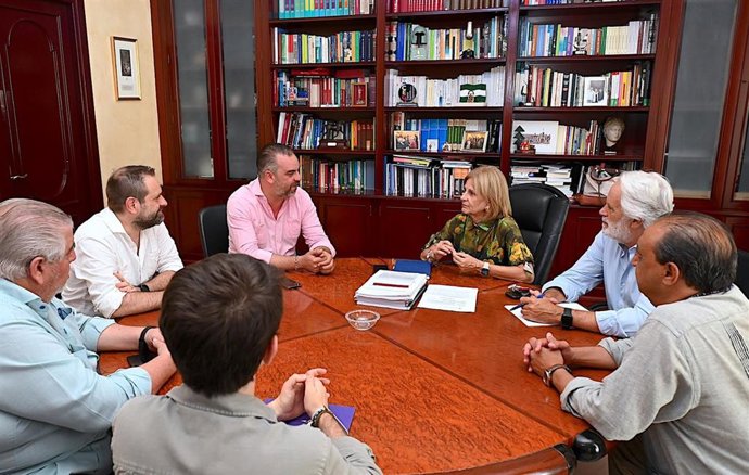 La Hermandad del Transporte de Jerez presenta a la alcaldesa, María José García-Pelayo, el proyecto de restauración de la Virgen de la Merced.