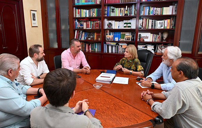 La Hermandad del Transporte de Jerez presenta a la alcaldesa, María José García-Pelayo, el proyecto de restauración de la Virgen de la Merced.