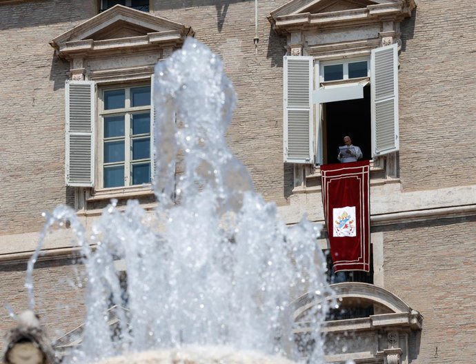 Archivo - August 2, 2026, Vatican City: Pope Leo XIV leads his Angelus prayer from the window of his office overlooking Saint Peter's Square, Vatican City, 2 August 2026. ANSA/GIUSEPPE LAMI.,Image: 1120272166, License: Rights-managed, Restrictions: * Ital