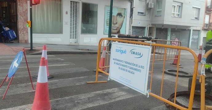 Archivo - Imagen de archivo de obras en una calle de Málaga por parte de Emasa.