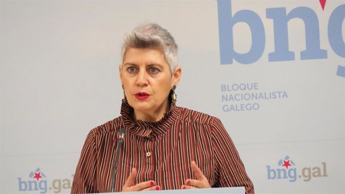 Archivo - La portavoz parlamentaria de Lengua del BNG, Mercedes Queixas, en una rueda de prensa en el Parlamento.